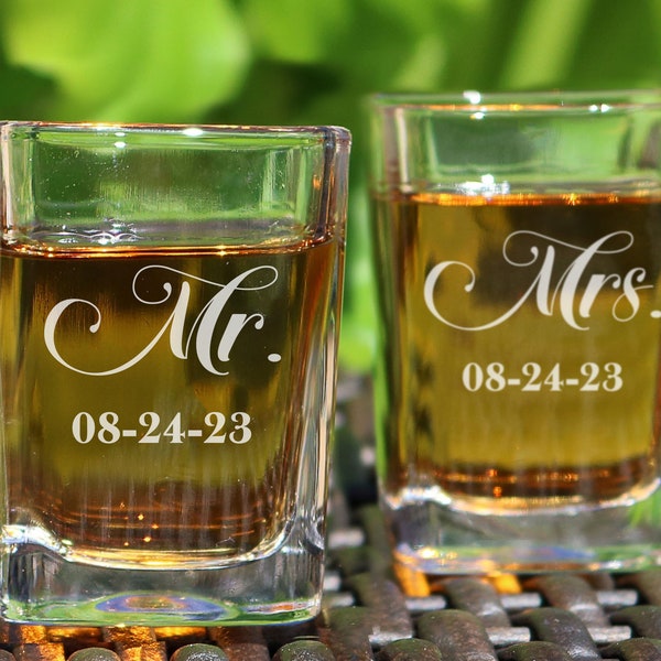 Set of 2 Wedding Shot Glasses, Wedding Glasses, Mr & Mrs Glasses, Wedding Glasses, Wedding Favors, Personalized Shot Glasses, Newlywed Gifts