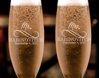 Set of 2, Mr. And Mrs. Wedding Toasting Flutes - Wedding Glasses - Custom Personalized Champagne Glass - Wedding Flute - Champagne Flute - A