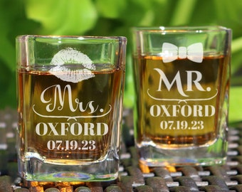 Set of 2 Wedding Shot Glasses, Wedding Glasses, Mr & Mrs Glasses, Wedding Glasses, Wedding Favors, Personalized Shot Glasses, Newlywed Gifts