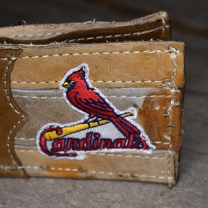 Cartera plegable con forma de guante de béisbol y parche de los St. Louis Cardinals