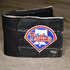 Cartera plegable con forma de guante de béisbol y parche de los Philadelphia Phillies