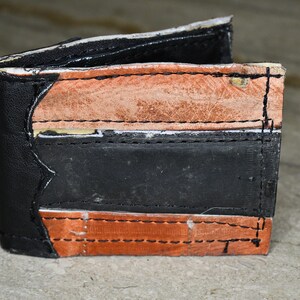 Cartera plegable hecha con un guante de béisbol reutilizado