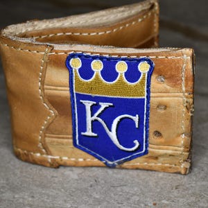 Cartera plegable reciclada con forma de guante de béisbol y parche de los Kansas City Royals