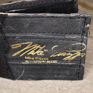 Cartera plegable con diseño de guante de béisbol con autógrafo de Mike Piazza