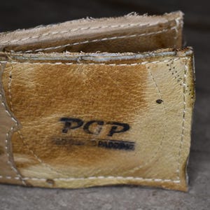 Cartera plegable con forma de guante de béisbol reutilizado
