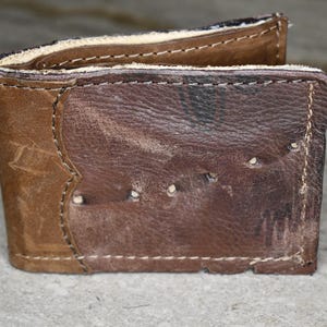 Cartera plegable hecha con un guante de béisbol reutilizado