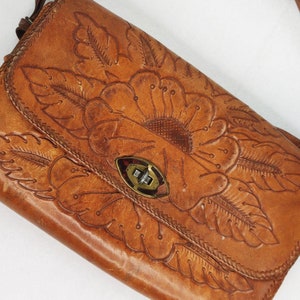 Vintage 1950er bis 70er Jahre mexikanische Neratorium Leder Geldbörse Handtasche Floral Design Schultergurt BOHO Hippie Volkskunst