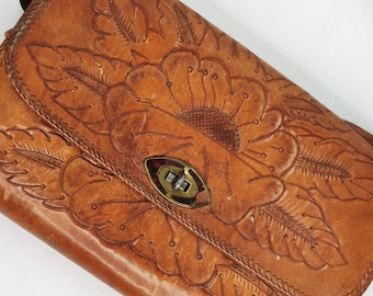 Vintage jaren 1950 tot 70 Mexicaanse Tooled Lederen Portemonnee Handtas Floral Design Schouderband BOHO Hippie Folk Art