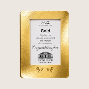 Puede incluir: Un marco de fotos rectangular de color dorado con acabado metálico y adornos de volutas en la parte inferior. El texto interior dice: 50th ANNIVERSARY Gold Signifies the ultimate achievement and strength of a relationship Congratulations from FRONT PORCH HOMES.