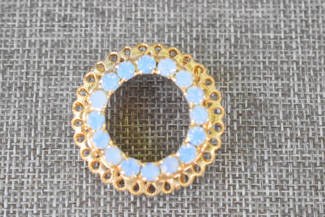 Broche Chien En Cristal Blanc Et Or - Bijou Fantaisie Animalier - Occasion, Parfait Pour Accessoiriser