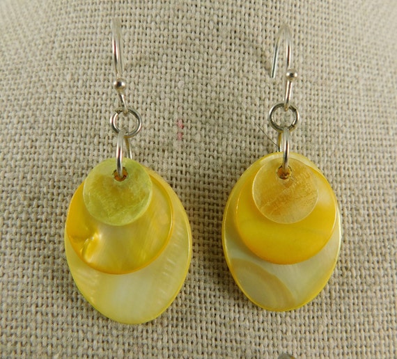 Lot of Two Pair of Yellow/Gold Dangle Earrings-La… - image 6