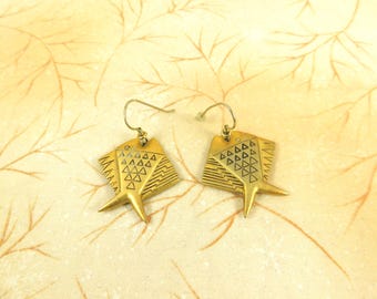 Vintage '90s Gold Flounder Fish Dangle Earrings: Textured Ocean Jewelry