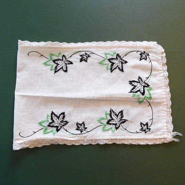 Écharpe de bureau en lin brodée à la main, années 1960, feuilles d'érable vertes et noires, chemin de table, centre de table, bordure en dentelle au crochet, 32 x 11 pouces