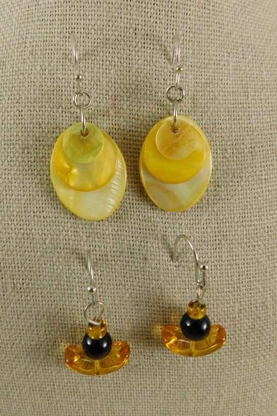 Lot of Two Pair of Yellow/Gold Dangle Earrings-La… - image 2