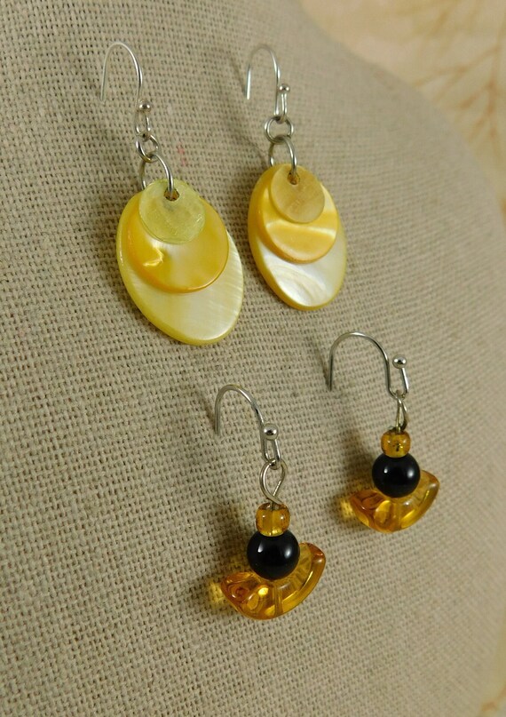 Lot of Two Pair of Yellow/Gold Dangle Earrings-La… - image 3