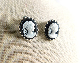 Pendientes pequeños de cameo blanco sobre negro en ajustes de plata, vintage de los años 80, pendientes de cameo, simples y elegantes, minimalistas