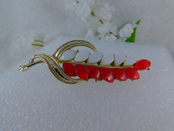 1950's Thermoset & Lucite Leaf Brooch~Red, White … - image 2