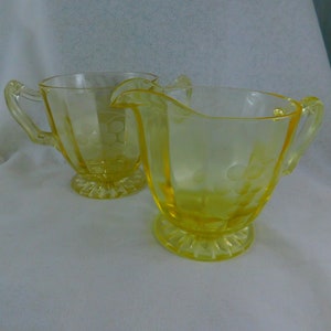 Azucarero y jarro de leche amarillo "Canary" Depression Ware con racimos de uvas grabados en ambos lados, juego de azucarero y jarro de la década de 1930, vajilla vintage, uva