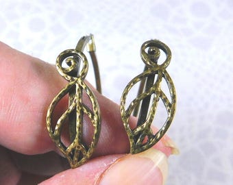 Vintage '90s Hammered Brass Leaf Hoop Earrings: Antique Finish