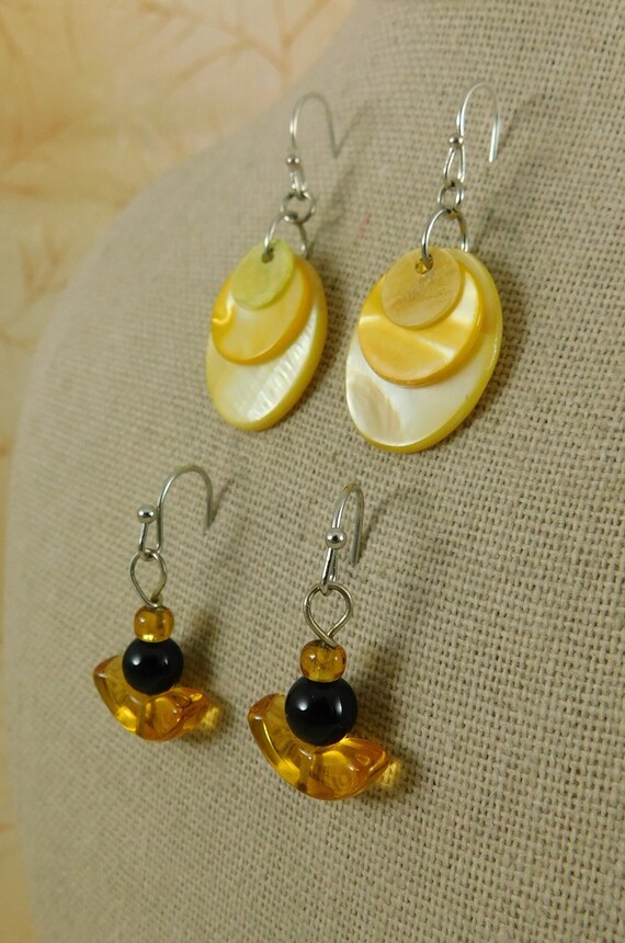 Lot of Two Pair of Yellow/Gold Dangle Earrings-La… - image 4