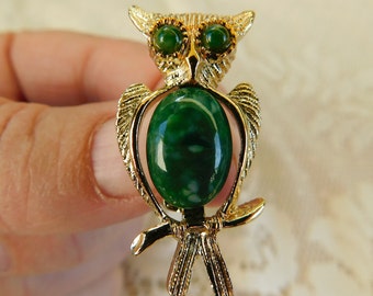 Vintage Green Owl Pin, 1960's Gold Owl Pin, Vintage Owl Jewelry, Vintage Bird Jewelry, 1960's Glass Owl Pin