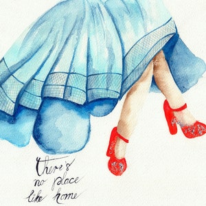 Puede incluir: Una ilustración en acuarela que muestra una falda azul con patrón de rejilla y un par de zapatos de color rojo brillante con detalles de purpurina plateada. El texto "There's no place like home" aparece en cursiva negra bajo la falda.