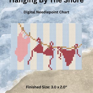 Puede incluir: Gráfico de punto de cruz digital titulado "Hanging By The Shore". El diseño presenta trajes de baño rojos y rosas pixelados colgados de un tendedero sobre un fondo a rayas azules y blancas. Tamaño final: 7,6 x 5,1 cm.