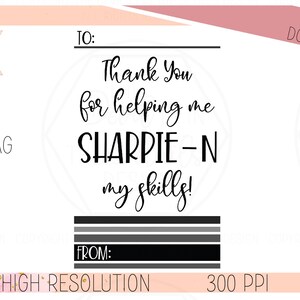 Könnte beinhalten: Ein druckbarer Geschenkanhänger mit schwarzem Text auf weißem Hintergrund. Der Text lautet "Vielen Dank, dass du mir geholfen hast, meine Fähigkeiten zu verbessern!" mit einer leeren Zeile für "An :" und "Von :" .