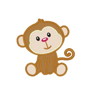 Peut inclure: Un singe de dessin animé aux tons marron clair et crème. Il a des yeux noirs, un nez rose et une bouche souriante. Le singe est assis, les bras et les jambes pliés, avec une queue enroulée. Le design est souligné en marron foncé.