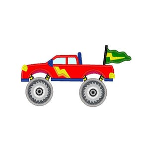 Peut inclure: Un camion monster rouge avec un éclair jaune et un drapeau vert. Le camion a de gros pneus noirs et une bande bleue et jaune sur le côté.