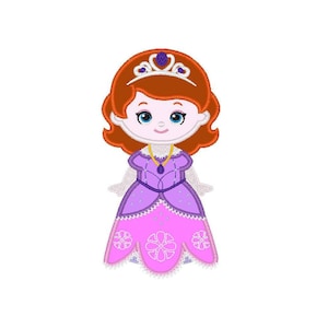 Puede incluir: Diseño de princesa bordada con una niña sonriente de pelo rojo, ojos azules y tiara. Lleva un vestido morado con falda rosa, collar dorado y guantes blancos. El diseño está sobre un fondo blanco.