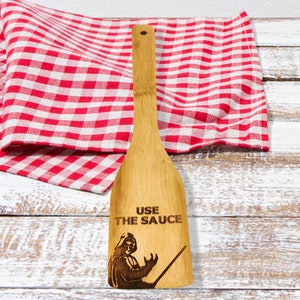 Bamboo spatula is engraved with Darth Vader and the inscription - Use the sauce. The engraved spatula is designed for Star Wars fans.