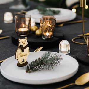 Adorno navideño personalizado de oso de pie, adorno con nombre de oso familiar, decoración navideña con oso para la mesa, decoración grabada con recuerdo navideño