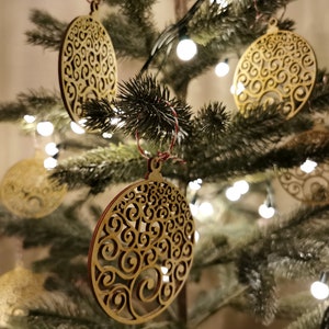 Houten kerstballenornamenten, set van 6 kerstboomversieringen, lasergesneden decoratie voor de feestdagen voor thuis, vintage kerstbal