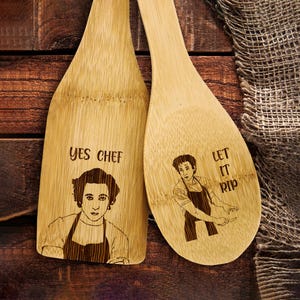 Set di spatole e cucchiai della serie TV Wood The Bear, utensili da cucina Carmy Berzatto incisi, utensili da cucina rustici Yes Chef Culinary Gift