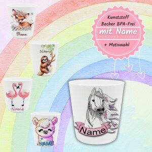 Könnte beinhalten: Weiße Plastikbecher mit verschiedenen Tierdesigns, darunter ein Reh, ein Faultier, Flamingos, ein Lama und ein Pferd. Jeder Becher hat einen Namen. Die Becher sind mit farbenfrohen Illustrationen und Text "Kunststoff Becher BPA-Frei mit Name PERSONALISIERT + Motivwahl" verziert.