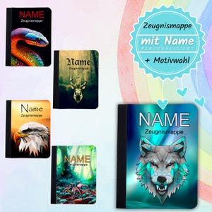 Könnte beinhalten: Eine Auswahl personalisierter Notizbücher mit verschiedenen Cover-Designs. Die Notizbücher zeigen die Wörter "NAME" und "Zeugnismappe" auf dem Cover. Designs umfassen eine Schlange, ein Reh, einen Adler, eine Spinne und einen Wolf. Ein türkisfarbenes Badge zeigt "Zeugnismappe mit Name PERSONALISIERT + Motivwahl".