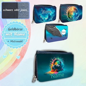 Könnte beinhalten: Vier rechteckige Geldbörsen mit Reißverschluss und personalisierbaren Motiven. Zu sehen sind eine blaue Nebelwolke, eine leuchtende Kugel, ein Drachenprofil sowie schwarze Kopfhörer mit bunten Farbspritzern. Jede Geldbörse bietet Platz für einen Namen.