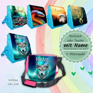 Könnte beinhalten: Eine Auswahl an blauen Rucksäcken und einer pinkfarbenen Umhängetasche mit verschiedenen Tier- und Naturmotiven. Auf jeder Tasche steht der Name "NAME". Die Designs zeigen eine Spinne, eine Schlange, einen Adler, einen Hirsch und einen Wolf.
