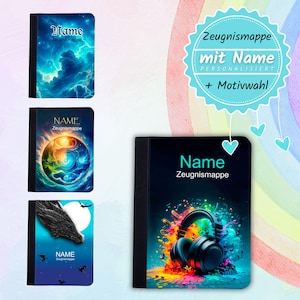 Könnte beinhalten: Notizbücher mit verschiedenen Designs. Eines zeigt einen blau-weißen Himmel, ein anderes eine farbenfrohe Kugel und ein drittes einen Drachen. Das vierte Notizbuch hat Kopfhörer mit bunten Noten. Jedes Notizbuch hat die Wörter "Name" und "Zeugnismappe".