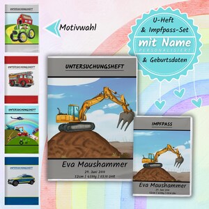 Könnte beinhalten: Ein Set aus Kinderuntersuchungsheften und einem Impfpass. Das Hauptbuch zeigt einen gelben Bagger auf einem Erdhügel unter blauem Himmel. Das Set ist mit Namen und Geburtsdaten personalisiert.