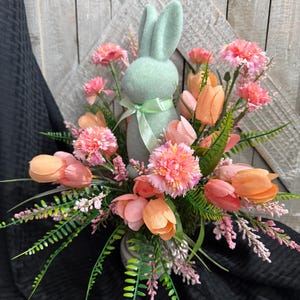 Centro de mesa de Pascua, centro de mesa de conejito flocado, decoración de conejito, centro de mesa de primavera, decoración de mesa de primavera imagen 3