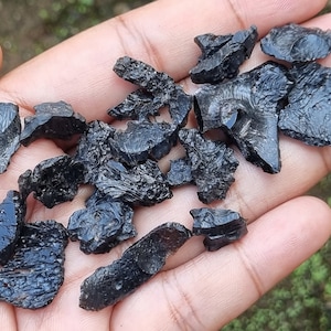 Pierre de billitonite rare - Satam de batu noir - Pierre de satam de taille mini de l&#39;île de Bangka Belitung