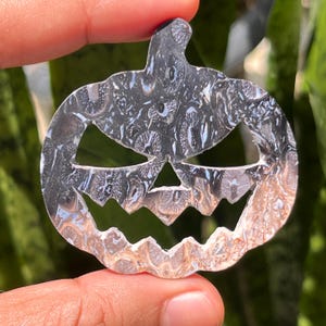 Handskuren pumpapalmrotagat | Unik Halloween-kristalldekoration | Läkande sten, höstdekoration, gåva