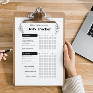 Op de afbeelding: Een zwart-witte printbare social media planner met een bloemenontwerp. De planner bevat een dagelijkse tracker met een lijst met taken die elke dag moeten worden voltooid, zoals het beantwoorden van opmerkingen, het controleren van merkvermeldingen, het delen van nieuwe berichten en het maken van unieke afbeeldingen.