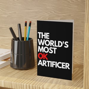 O Artífice Mais OK do Mundo | Cartão de cumprimentos dos Dungeon e dos dragões de <br> Entrega Rápida? Cartões de presente de aniversário DnD | Cartão Geeky para ele ela | Pacote de 1 ou 10 (PRETO)