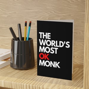O monge mais OK do mundo | Cartão de cumprimentos dos Dungeon e dos dragões de <br> Entrega Rápida? Cartões de presente de aniversário DnD | Vale-presente Geeky para ele, ela | Pacote de 1 ou 10 (PRETO)