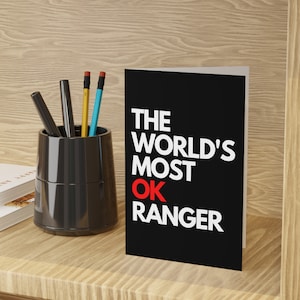 O Ranger mais OK do mundo | Cartão de cumprimentos dos Dungeon e dos dragões de <br> Entrega Rápida? Cartões de presente de aniversário DnD | Vale-presente Geeky para ele, ela | Pacote de 1 ou 10 (PRETO)
