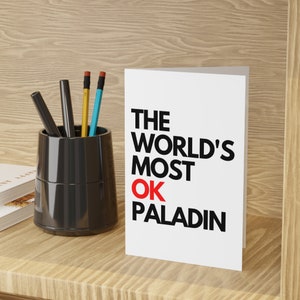 O Paladino Mais OK do Mundo | Cartão de cumprimentos dos Dungeon e dos dragões de <br> Entrega Rápida? Cartões de presente de aniversário DnD | Vale-presente Geeky para ele, ela | Pacote de 1 ou 10 (BRANCO)