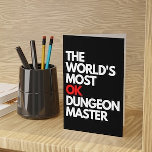 O Dungeon Master mais OK do mundo | Cartão de cumprimentos dos Dungeon e dos dragões de <br> Entrega Rápida? Cartões de aniversário DnD | Cartão Geeky para ele ela | Pacote de 1 ou 10 (PRETO)